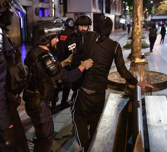 Fransa'da protestoların 5'inci gecesinde 486 gözaltı: Belediye Başkanı'nın evi ateşe verildi