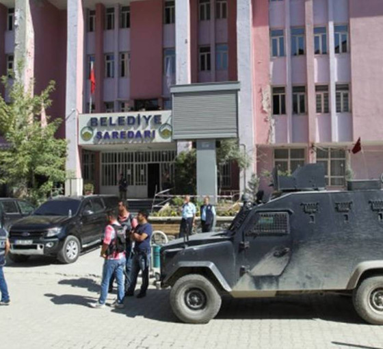 Kayyım atanan Hakkari Belediyesi, AKP'li yöneticileri işe aldı