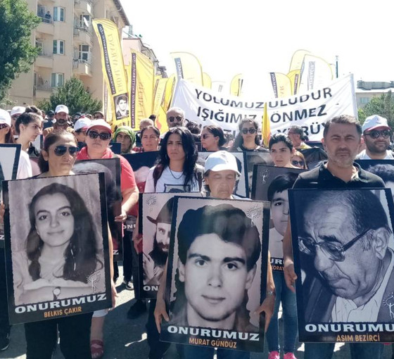 Madımak Katliamı'nın 30'uncu yıldönümü: Katliamda ölenlerin yakınlarından mücadele mesajı