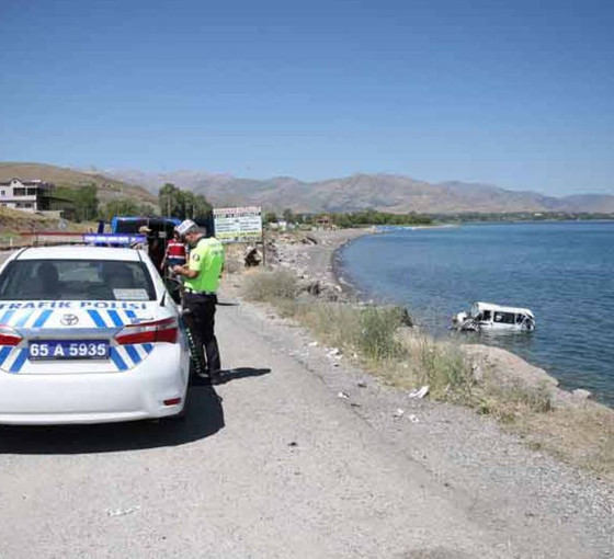 Kontrolden çıkan minibüs Van Gölü'ne uçtu: 11 yaralı