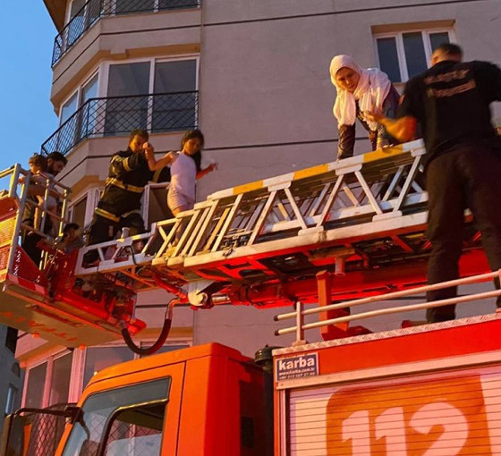 Hatay'da bir binadaki yangında mahsur kalan 25 kişi kurtarıldı