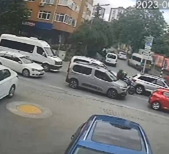 Kadıköy'de kırmızı ışıkta 800 bin TL'lik hırsızlık