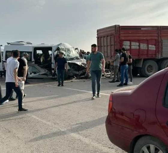 Ankara'da işçi servisi ile kamyon çarpıştı: 10 yaralı