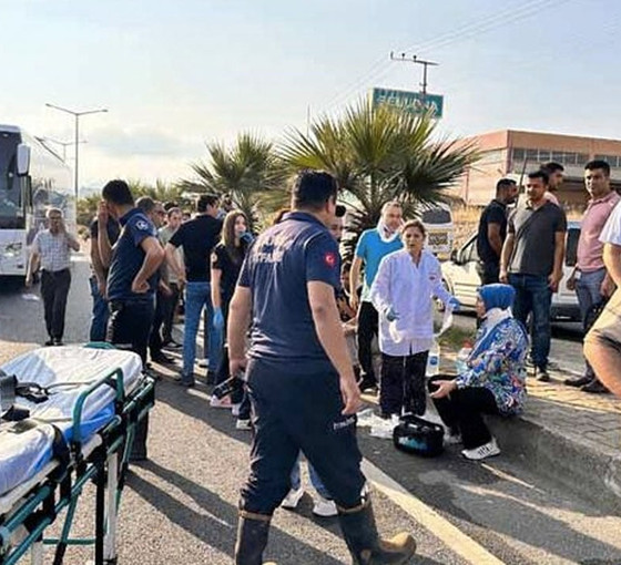 Manisa'da işçi servisi devrildi: 25 yaralı