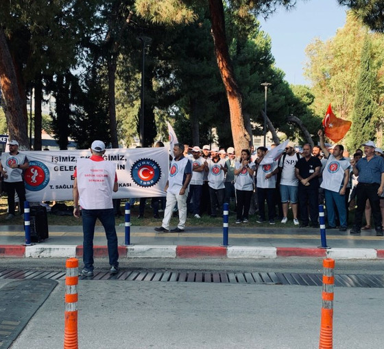 Ege Üniversitesi'nde işçiler iş bıraktı: 'Ek iş yaparak geçiniyoruz'