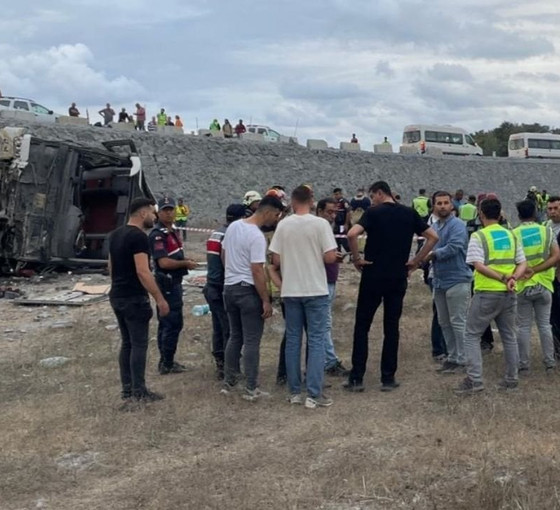 Kemerburgaz'da servis otobüsü köprüden düştü: 29 yaralı