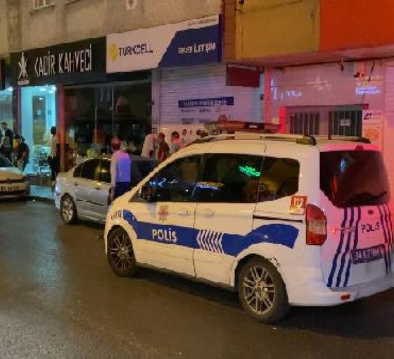 Küçükçekmece'de motosikletli kişiler silahla iş yerine saldırdı: Bir kişi öldü