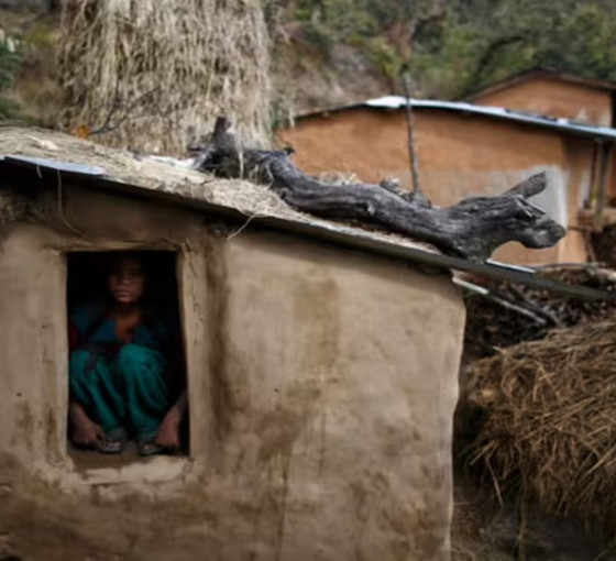 Nepal'de regl olduğu için barakaya kapatılan genç kadın öldü