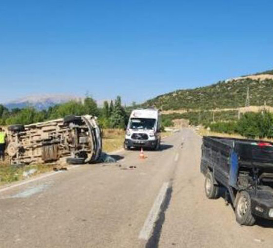 Isparta'da minibüs ile patpat çarpıştı: 1 kişi öldü, 13 kişi yaralı