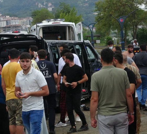 Trabzon'da turistleri taşıyan minibüs devrildi: Üçü ağır altı yaralı