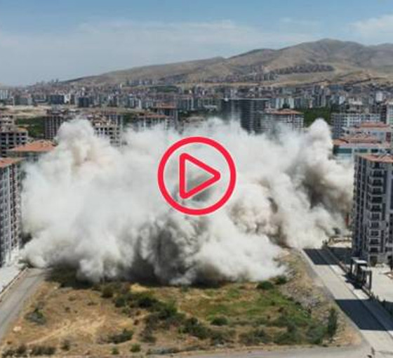 Malatya'da ağır hasarlı 12 katlı iki bina, patlatılarak yıkıldı