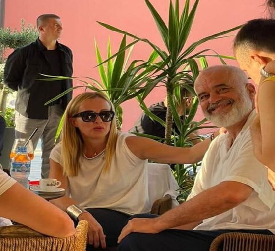Arnavutluk Başbakanı şikayet etti, restorandan kaçan turistlerin hesabını İtalya ödedi