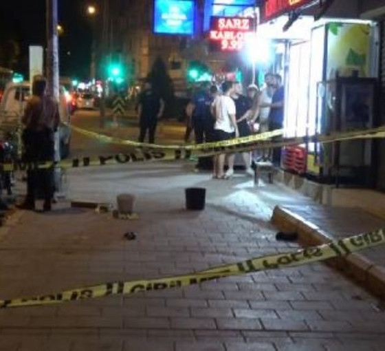 İzmir'de iki komşu esnafı silahla vurarak yaralayan esnaf, gözaltına alındı