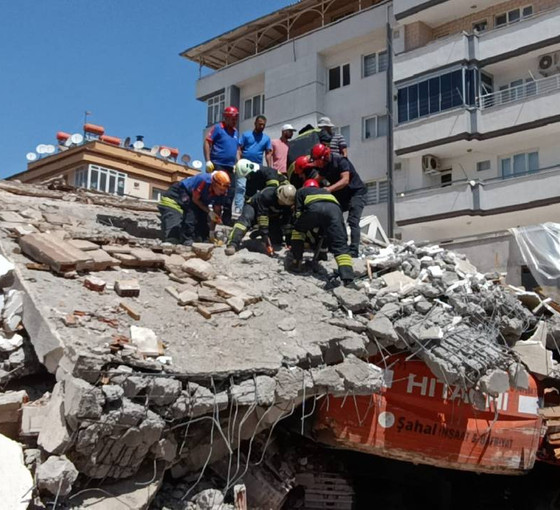 Ağır hasarlı binanın üstüne yıkıldığı kepçe operatörü öldü