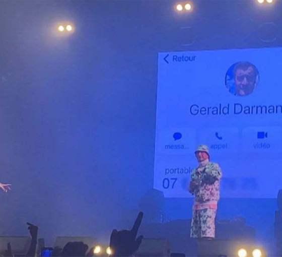 Fransız komedyen sahnede İçişleri Bakanı'nın numarasını paylaştı
