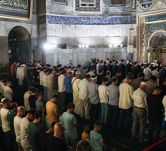 Ayasofya yine bakımsızlıkla gündemde: 'Kötü koku halılara da sirayet etmiş durumda'