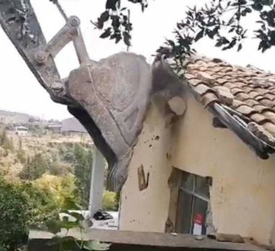 Türkiye'nin tek Ermeni köyü olan Vakıfköy'de ağır hasarlı evlerin yıkımına başlandı