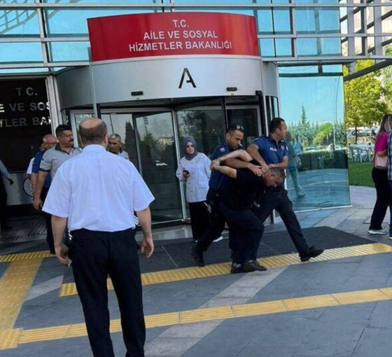 Aile ve Sosyal Hizmetler Bakanlığı önünde 'Açım, geçinemiyorum' isyanı: Ters kelepçe ile gözaltına alındı