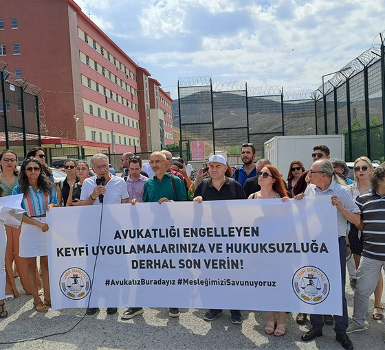 İzmir Barosu'ndan Geri Gönderme Merkezi yetkililerine çağrı: Hukuka aykırı uygulamalardan vazgeçin