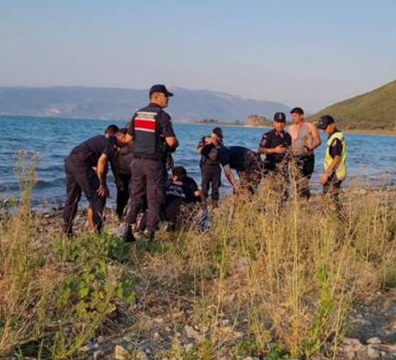 Serinlemek için İznik Gölü'ne giren çocuk boğuldu