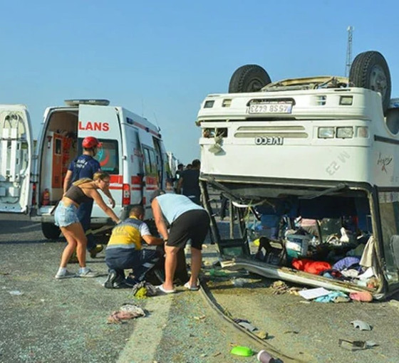 Manisa'da tarım işçilerini taşıyan araç kaza yaptı: 30 yaralı