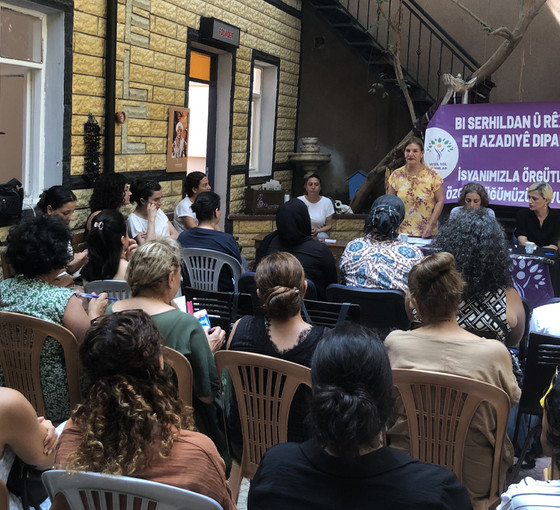 Mersin'de HDP ve Yeşil Sol'dan kadın konferansı: 'Ortak mücadeleden söz edersek çözümü konuşabiliriz'