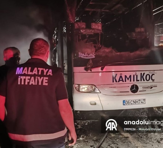 Malatya'da seyir halindeki yolcu otobüsü yandı: Tüm yolcular kurtarıldı