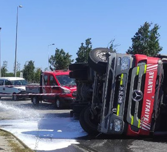 Yangına müdahaleye giden itfaiye aracı devrildi: İki yaralı
