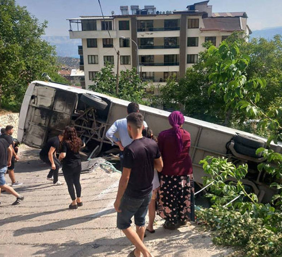 Karaman'da tur otobüsü devrildi: Üçü ağır, 26 yaralı