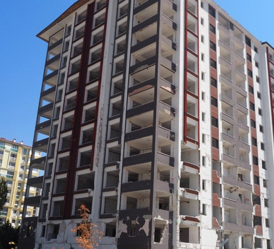 Malatya'da yıkım ihalesini kazanan firma sitedeki her şeyi söküp aldı