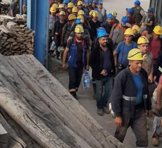 İktidar, seçim vaatlerini tutmadı: Hakkını isteyen maden işçileri kendilerini madene kapattı