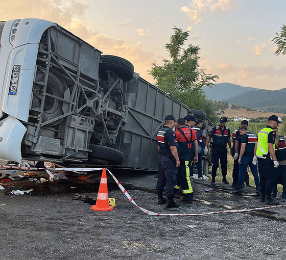 Denizli'de kum yüklü kamyon, yolcu otobüsüyle çarpıştı: Altı kişi öldü, 42 kişi yaralandı