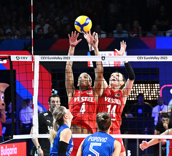 Siyasetçilerden Avrupa şampiyonu olan Kadın Voleybol Takımı'na tebrik mesajları