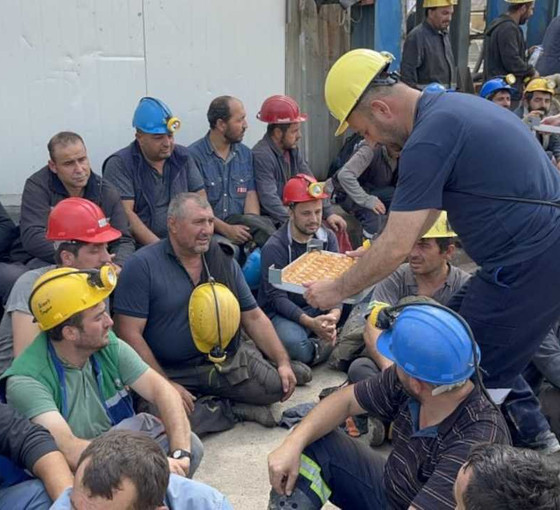 Eskişehir'de madenciler yer altından çıkarak oturma eylemine başladı