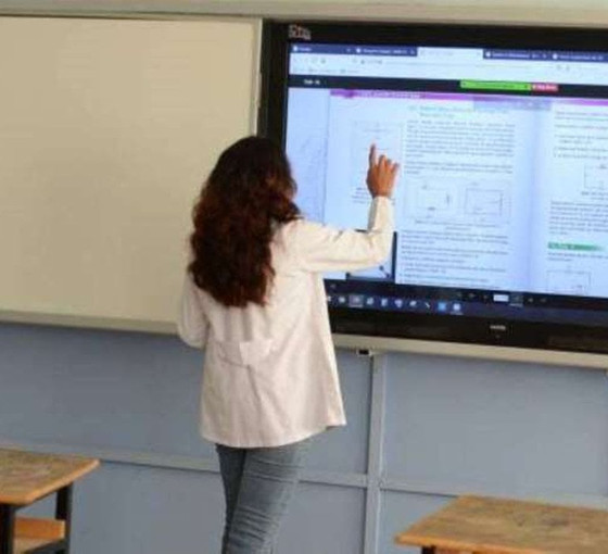 Öğretmen önlüğü talimatının arkasından diz boyu ayarı çıktı