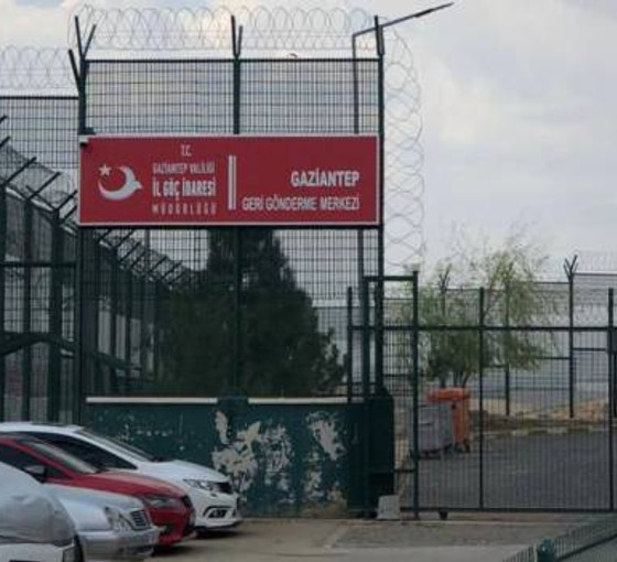 Antep Geri Gönderme Merkezi'nde göçmenler zorla form imzalatılarak sınır dışı ediliyor: 'Hayatları tehlike altında'