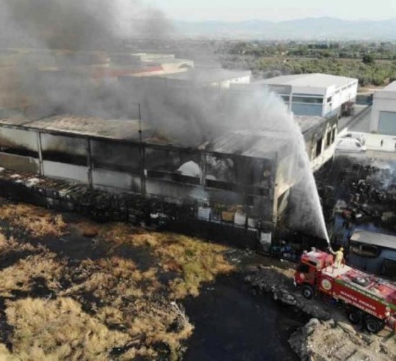 Manisa'da fabrika yangını: Çevreye kimyasal atıklar yayıldı