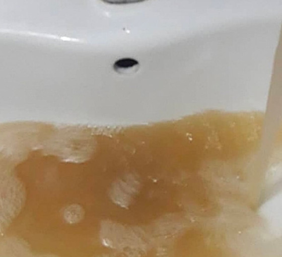 İstanbul'da su kesintisine ve musluklardan çamurlu su akmasına vatandaşlar tepki gösterdi