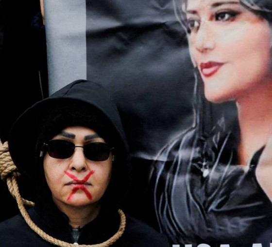 Mahsa Jina Amini protestolarının birinci dönümü: 'Öfkemiz küçük bir kumaş parçasının ötesinde'