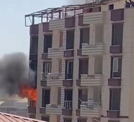 Antep'te ağır hasarlı binada yangın