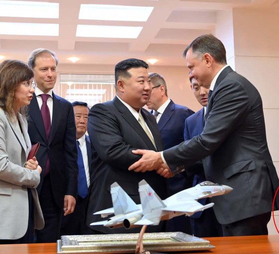 Kuzey Kore liderinin kardeşi 7 bin dolarlık çantayla görüntülendi: Abisi Kim'le beraber Rusya'daydı