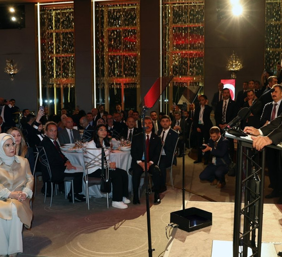 100 bin dolar ödeyen Erdoğan'ın protokol masasına oturdu