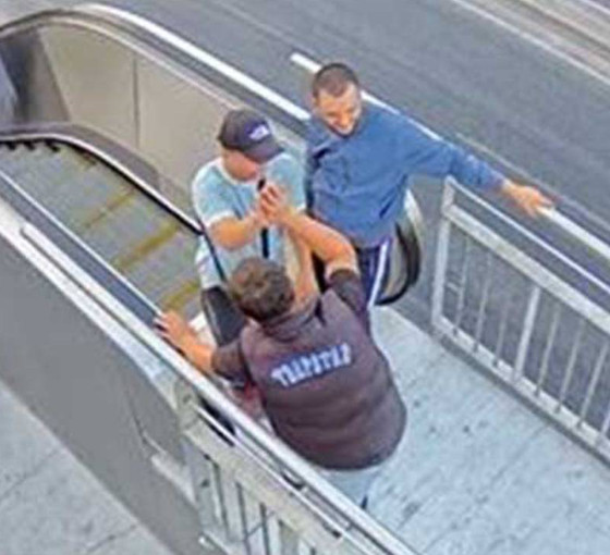 İBB, bu sefer de Beylikdüzü'nde yürüyen merdivenlere yapılan sabotajı paylaştı: Merdiveni durdurup 'çak' hareketi yaptılar
