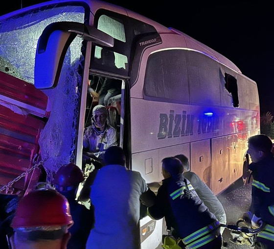 Erzurum'da yolcu otobüsü traktöre çarptı: İki ölü, 18yaralı