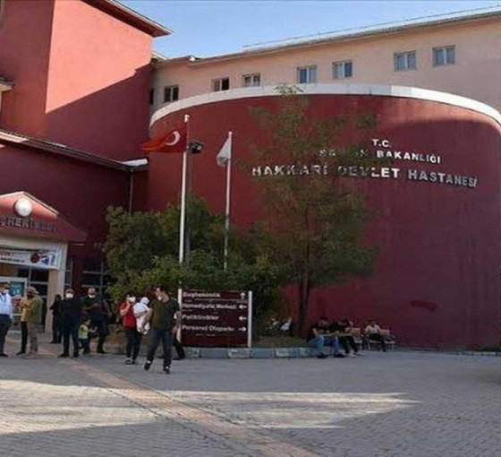 Hakkari'de MHP'li Fatih Özbek'in yanındaki kişi doktoru darbetti
