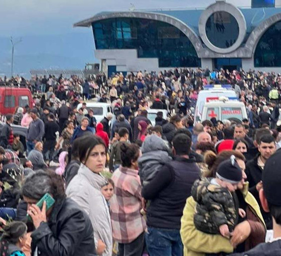 Azerbaycan'dan 'entegrasyon' sinyali: Binlerce Ermeni Karabağ havaalanına akın etti