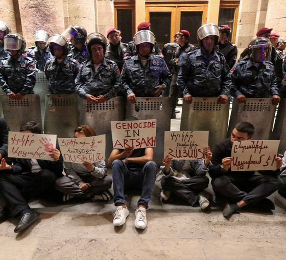 Dağlık Karabağ'da ateşkes sonrası Ermenistan'da protestolar: Karabağ görüşmeleri bugün başladı