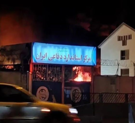 Sabotaj ihtimali soruşturuluyor: Tahran'daki akü fabrikasında çıkan yangın söndürüldü