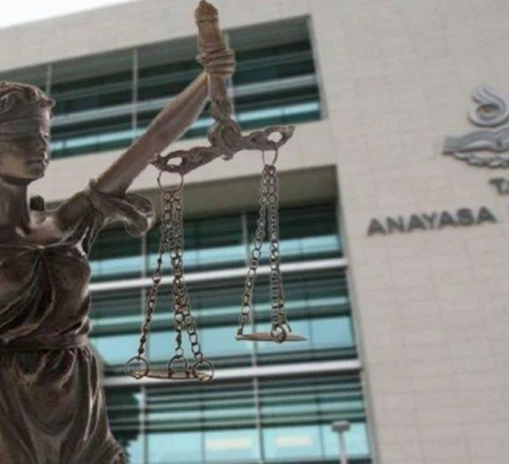 Sendikaya üye oldukları için işten atılan iki işçi hukuk mücadelesini kazandı