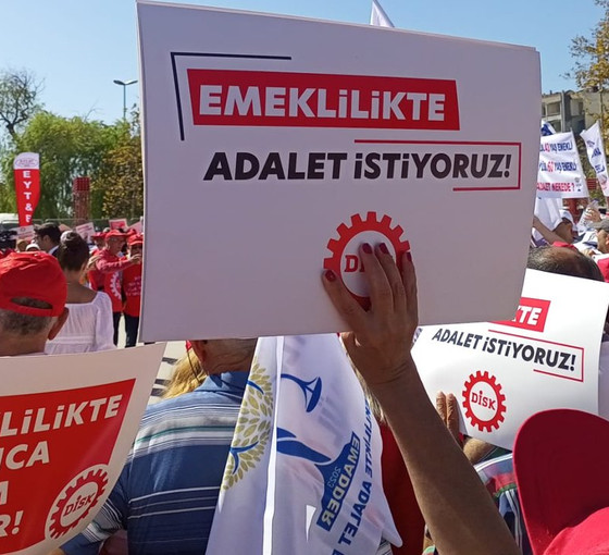 Emekliler DİSK'in çağrısıyla Kartal’da: 'Sadaka değil, hakkımızı istiyoruz'